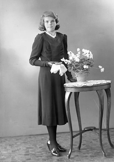 Enligt fotografens journal nr 6 1930-1943: "Helgesson, Ester Anrås St. Höga".