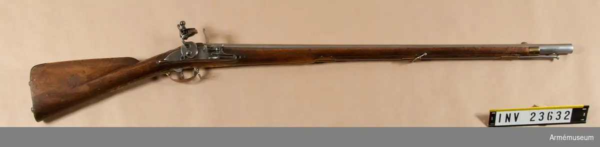 Musköt med flintlås.
Frånsett låset och den korta pipan liknar vapnet det vanliga infanterigeväret m/1747 (AM 1932:4121). Varken geväret eller bajonetten har några stämplar. 

Det rätt höga, båtformiga mässingskornet sitter 10,3 cm bakom mynningen. På svansskruvsstjärten finnes ett gropsikte. Den främre bajonettklacken sitter 4,2 cm och den bakre 8,3 cm bakom mynningen. 

Låset har platt, med bräckta kanter försett bleck. Eldståls- fjäderskruven och pannskruven gå inifrån. Eldstålet är upptill tvärt avskuret, men i motsats till infanterigeväret m/1747 har fängpannan arm. 

Stocken är av björk och mörkbrun, men ursprungligen sannolikt svart. Kolven är falsad och detsamma är också framstocken längs laddstocksrännan. På kolvens vänstra sida inslaget numret 25. Beslagen är av mässing. De likna de å infanterigeväret m/1747, men bakplåtens flik är fäst med två skruvar. I den egentliga bakplåten sitta två stora, halvklotformiga huvud försedda skruvar. På kolvhalsen tom tumplåt, som närmast liknar en krönt sköld. 
Laddstocken är av järn. Kulans vikt 39,9 g.

Kratsen har två spiralklor och två fjädrande sidostycken. Den har upptill gängat hål för laddstocksänden.