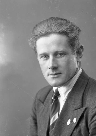 Enligt fotografens journal nr 6 1930-1943: "Börjesson, Redaktör N. Stenungsund".
Enligt fotografens notering: "Redaktör Nore Börjesson Stenungsund".