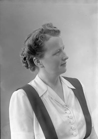 Enligt fotografens journal nr 7 1944-1950: "Larsson, Fru Elin Lundby Spekeröd".