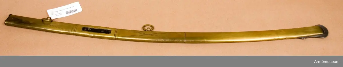 Grupp D II
Baljan är helt klädd med mässingsplåt, men har nedtill på änden och på en bit av framsidan skoning av stål. Längst upp är kanten förstärkt, men har på sidorna urtagningar  för styrskenorna. På vardera sidan 20,5 cm. nedanför övre änden har baljan en 7,5 cm. lång och 13 mm. bred, fyrkantig försänkning, vars botten är överstruken med svart fernissa. I övrigt prydes baljan både ovanför och nedanför dessa försänkningar med enkla, ingraverade ränder.