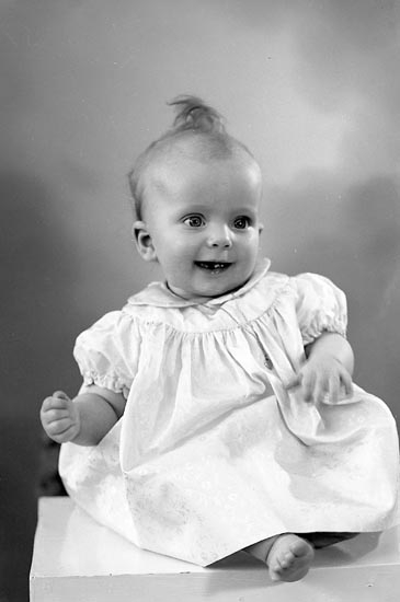 Enligt fotografens journal nr 8 1951-1957: "Johansson, Lena (Fru Margareta) Box 133, Här".