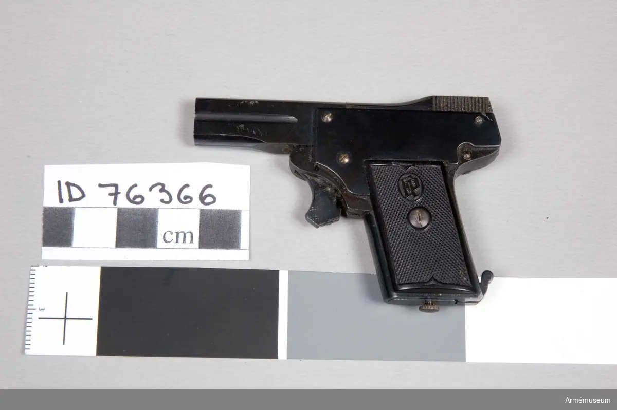 Grupp E III.
Miniatyrpistol. Världens minsta automatpistol, kallad Kolibri. 