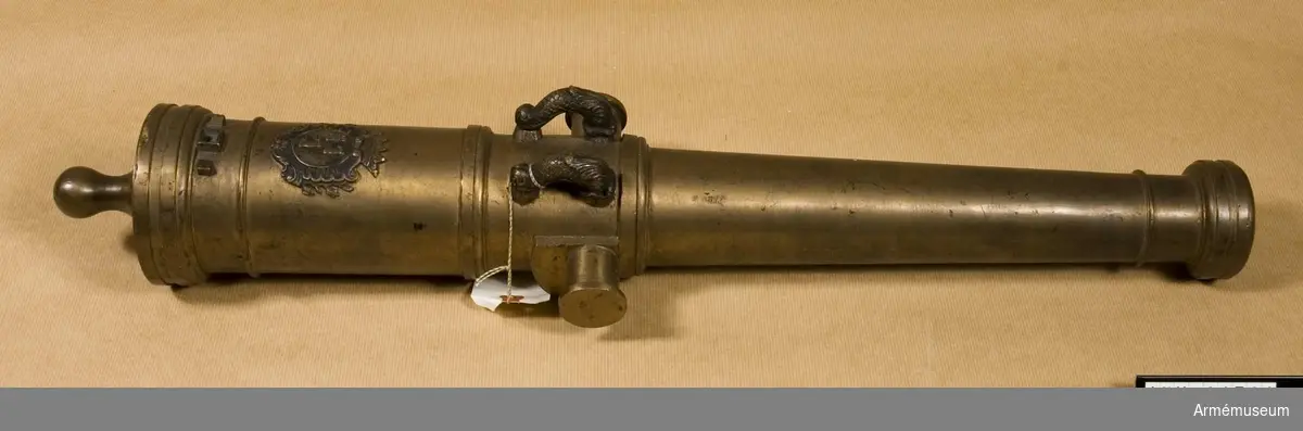 Grupp F I. 

Eldröret är prytt med markis Beaupoil de St Aulaise vapen på kammarstycket (limousin, dep Haut-Vienne et Corrèze). 
Till modellen hör senare apterade tappar, tappskivor och tappkransar enligt 1725 års svenska (Cronstedts) artillerisystem. 