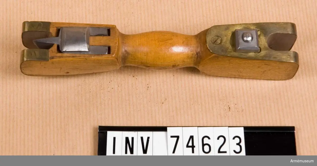 Grupp F:III. 
Temperingskniv, för brandrör till norska fältartilleriets 6 och 12 pund-iga granatkartescher m/1835 och m/1850.