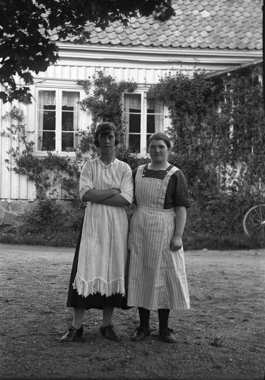 Jungfrur hos patron Wallmark, Hällevadsholms gård den 2 juli 1923. Fotografens nr: 178-9