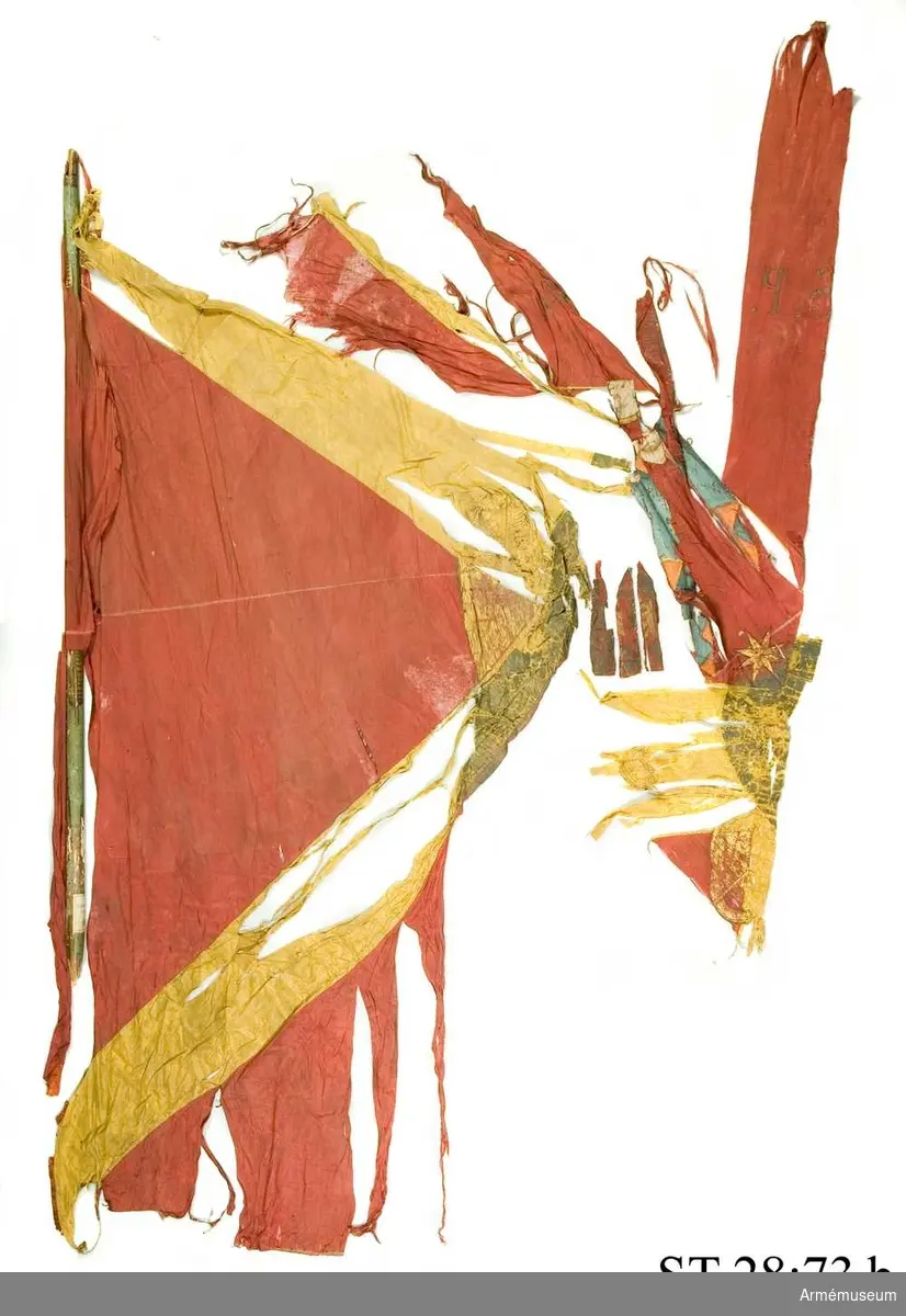 Duk av rött siden med gult andreaskors. Målat motiv föreställande jungfru Maria med strålkrans samt Lwóws stadsvapen.