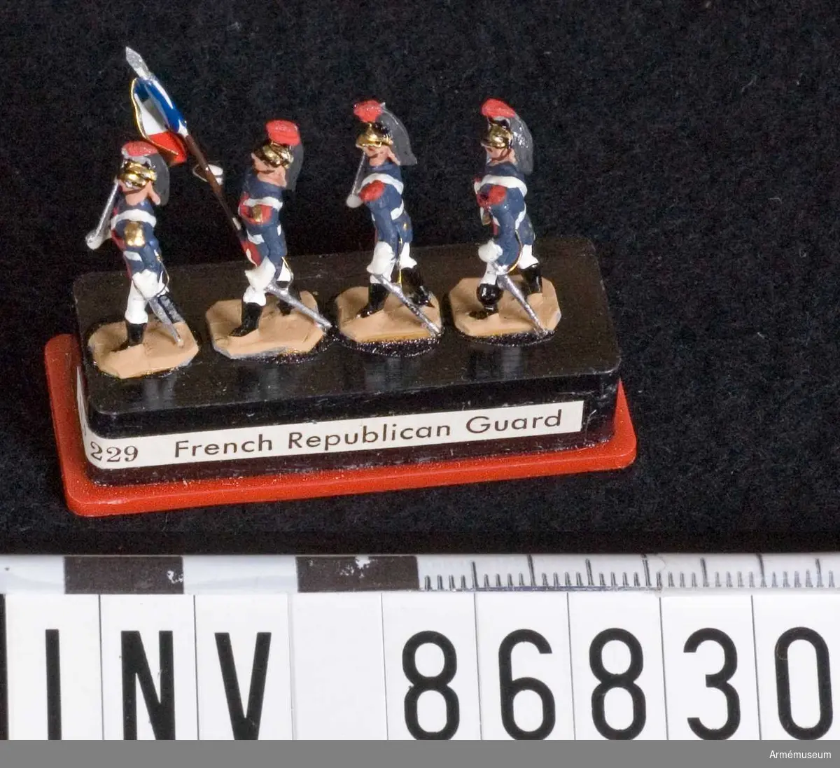 Grupp M V. Föreställer fyra soldater (varav en fanförare), sannolikt ur franska Republikanska gardet. Samtliga på platta och i plastfodral.