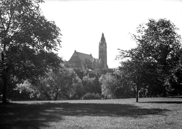 Augusti 1924. Annedalskyrkan från Slottsskogen.