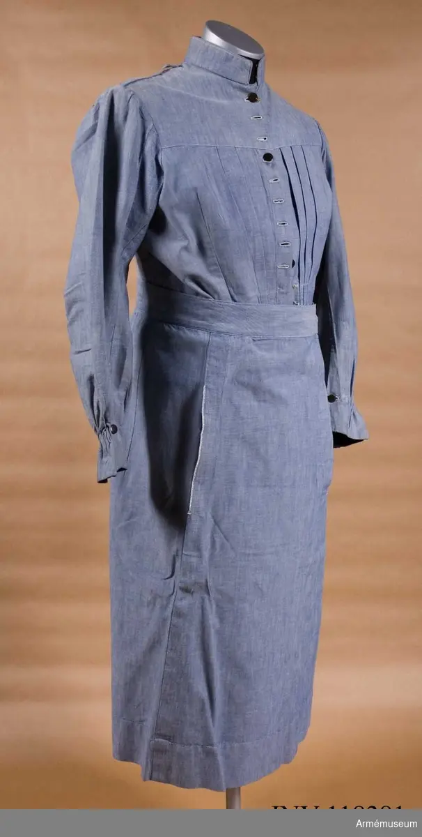 Klänning, vit och mellanblå diagonalvävd bomull, bestående av blus och kjol.