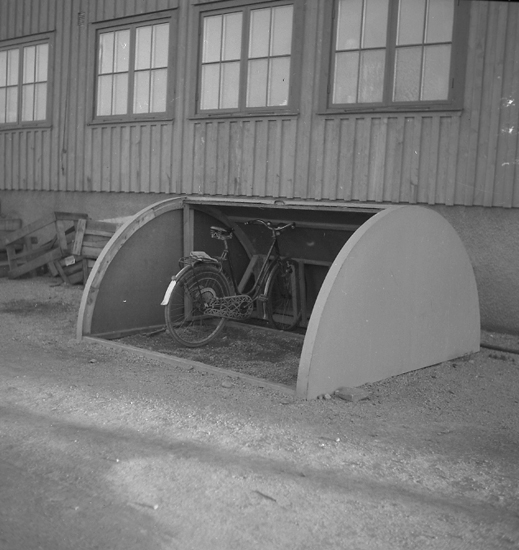 Text till bilden: "Cykelställ. Karlsbergs Snickerifabrik. 1945.12.14".
