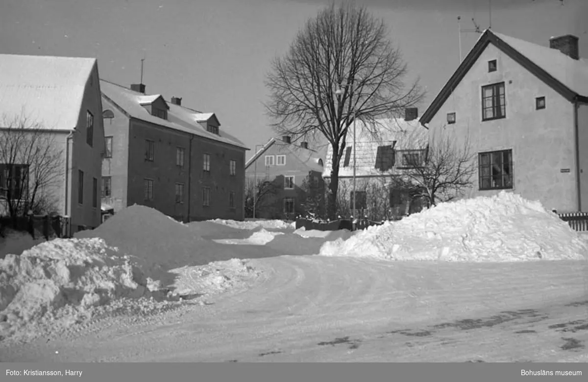 Bilden visar den snötäckta Bragevägen från Elsebergsgatan sett.