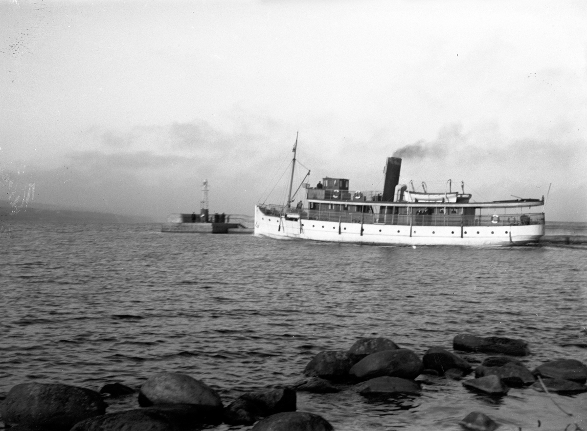 En passagerarbåt på väg ut från Jönköpings hamn.