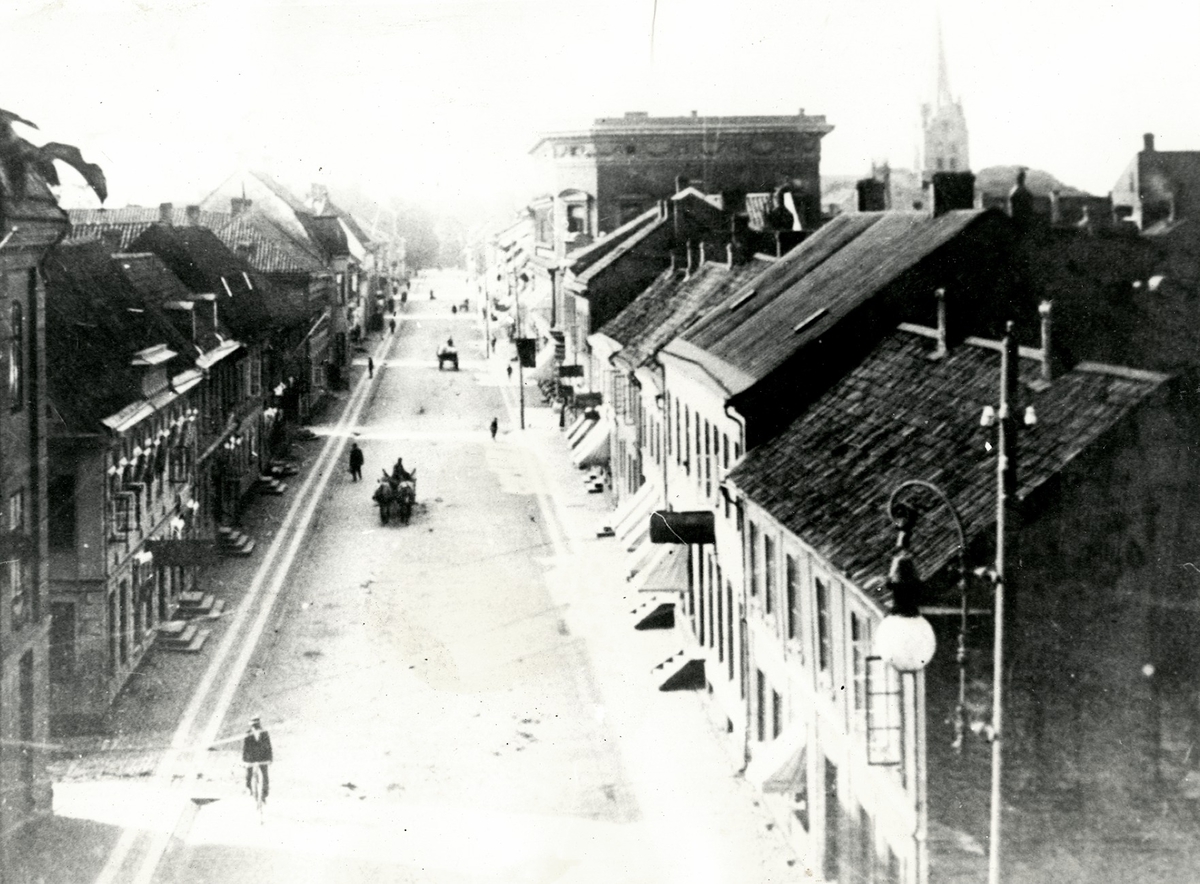 Halmstad, Storgatan. Kv Gillestugan, kv Bastionen, kv Tyghuset. Bilden tagen från Norre port på 1890-talet.