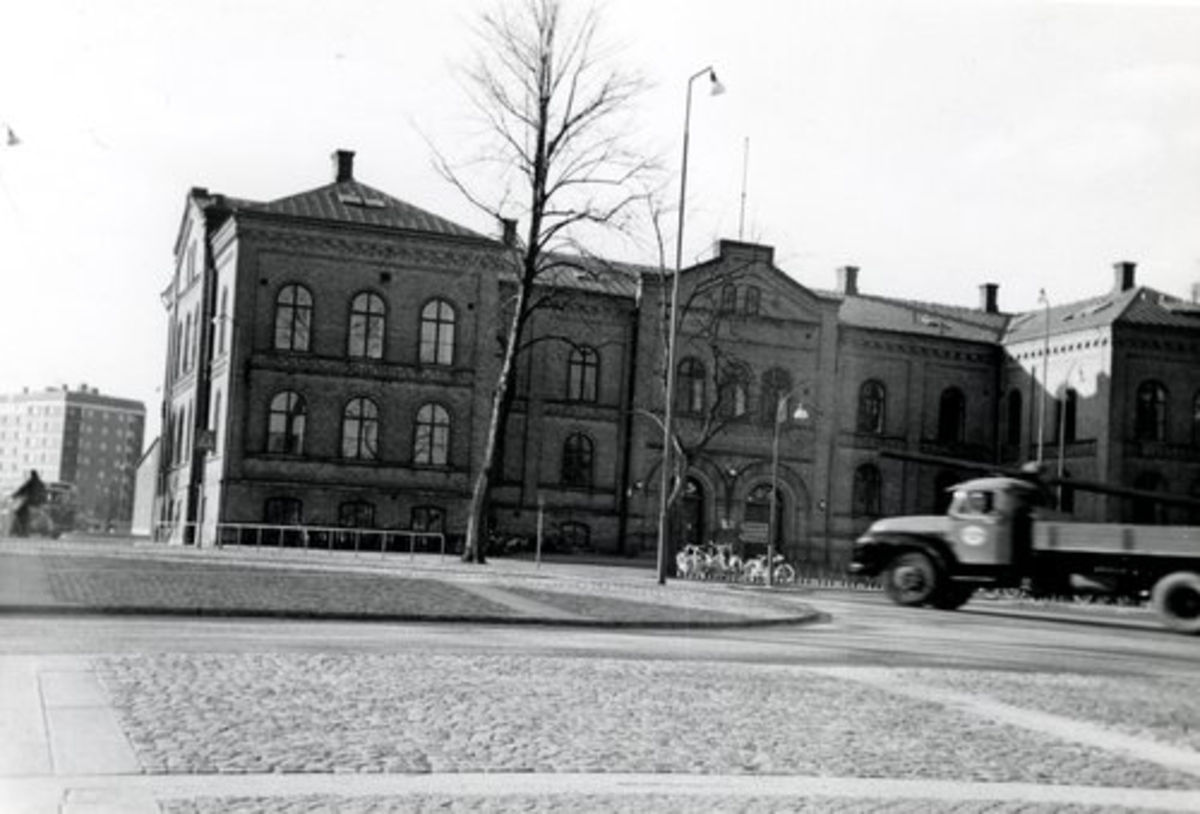 Halmstad, Storgatan.
Dåvarande kv Magistern 1.
Gamla läroverket, (lokaler för yrkesskolan, Handelsgymnasiet och Handelsskolan).