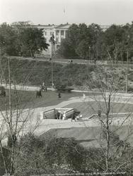 Undergrundbanen. Nationaltheatret station med Abelmonumentet