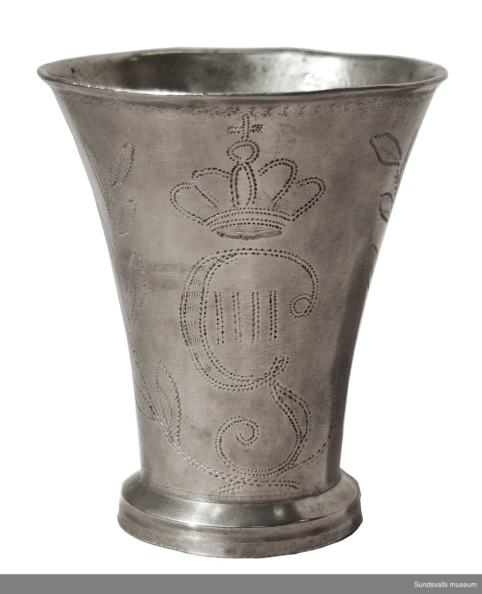 Bägare, konisk, insvängd. Fräcklad dekor av Gustaf (IV) Adolfs krönta monogram runt livet.
