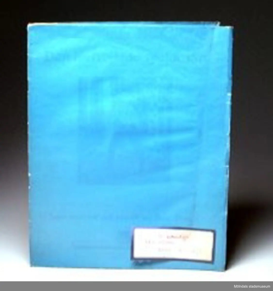 Saga med musik, "Den förtrollade speldosan" av Sven Blohm.Omslagen med blått papper. Bladen är lite missfärgade.