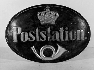 Provskylt till poststationsskylt modell 1873, med
blåbottenfärg och text mitt i "Poststation." i vitt, i relief.
Övertexten en kunglig krona, under texten ett posthorn. Kronan och
hornetfästade till skylten med stift, båda i guldfärg.