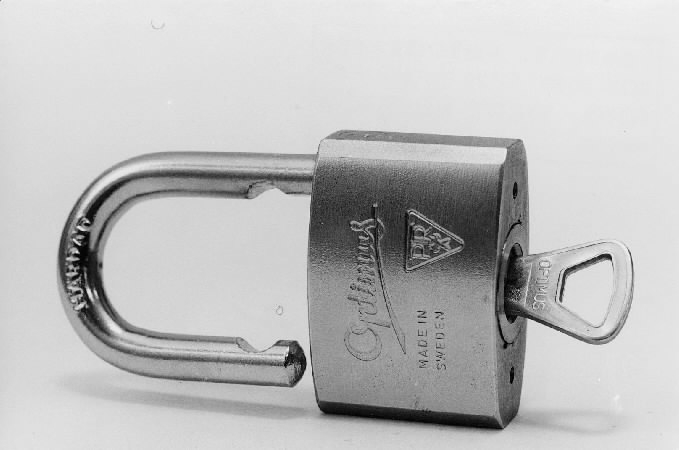 Hänglås i mässing med bygel av härdat stål. Till låset
hörfyra nycklar samt en etikett med nummer 519 55 997 för beställning
avreservnycklar.