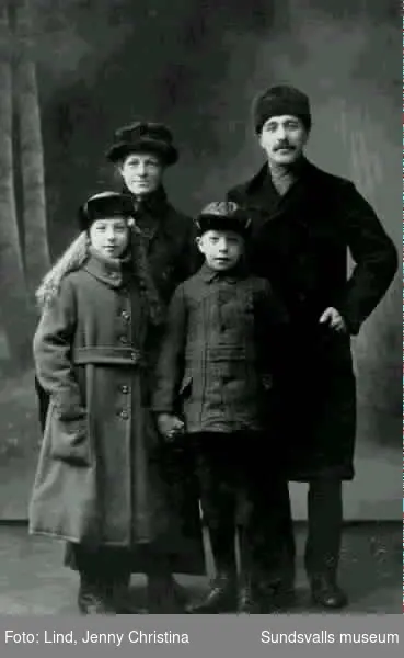 Familjen Andersson, Pappa Emil och barnen Birger f 1908 och Matilda