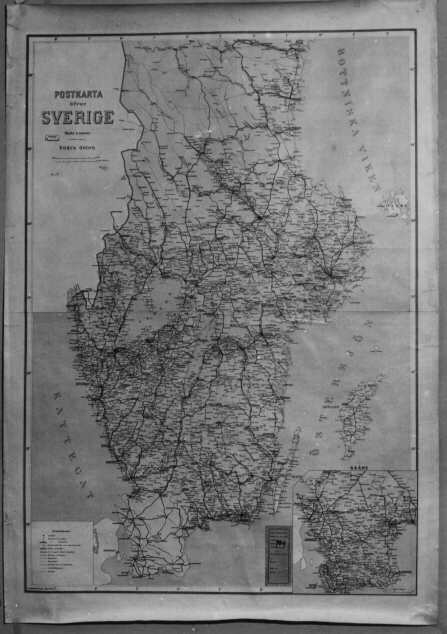 Postkarta över Sverige, södra delen, utgiven 1 februari 1903. En karta över Skåne infälld i nedre högra hörnet. Skala 1:800 000.

På ett anslag som varit bifogat denna karta meddelas; "Å denna postgångskarta från år 1903 hafva inlagts postanstalterna från 1866 (de fullständiga- postkontor och postexpeditioner - understrukna med två och poststationerna med ett rödt streck) samt postvägarne (diligenslinier utmärkta med en röd och en grön linje, öfriga landsvägsposter med en röd linje, samt järnvägarne med hvit våglinje)."