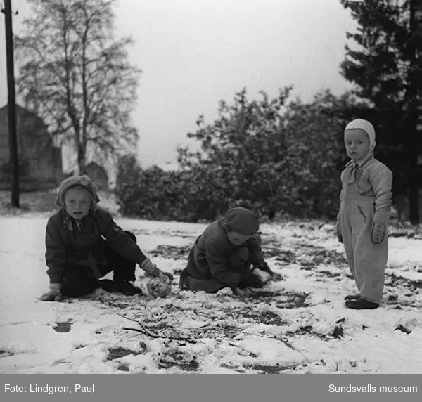 Första snön. På bild 1 ses Bo Westerlund med bror rulla en snöboll. Snickaregatan 11 och 13.