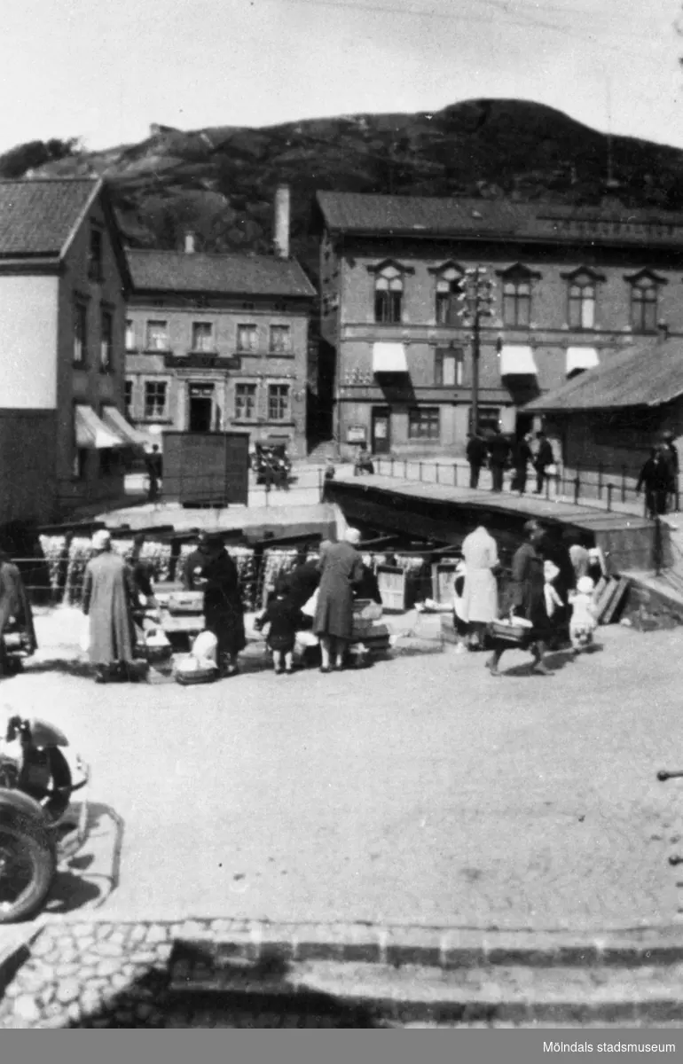 Handel av fisk på Mölndals fisketorg "Fiskeflôten" vid Forsebron i  Mölndal år 1932.