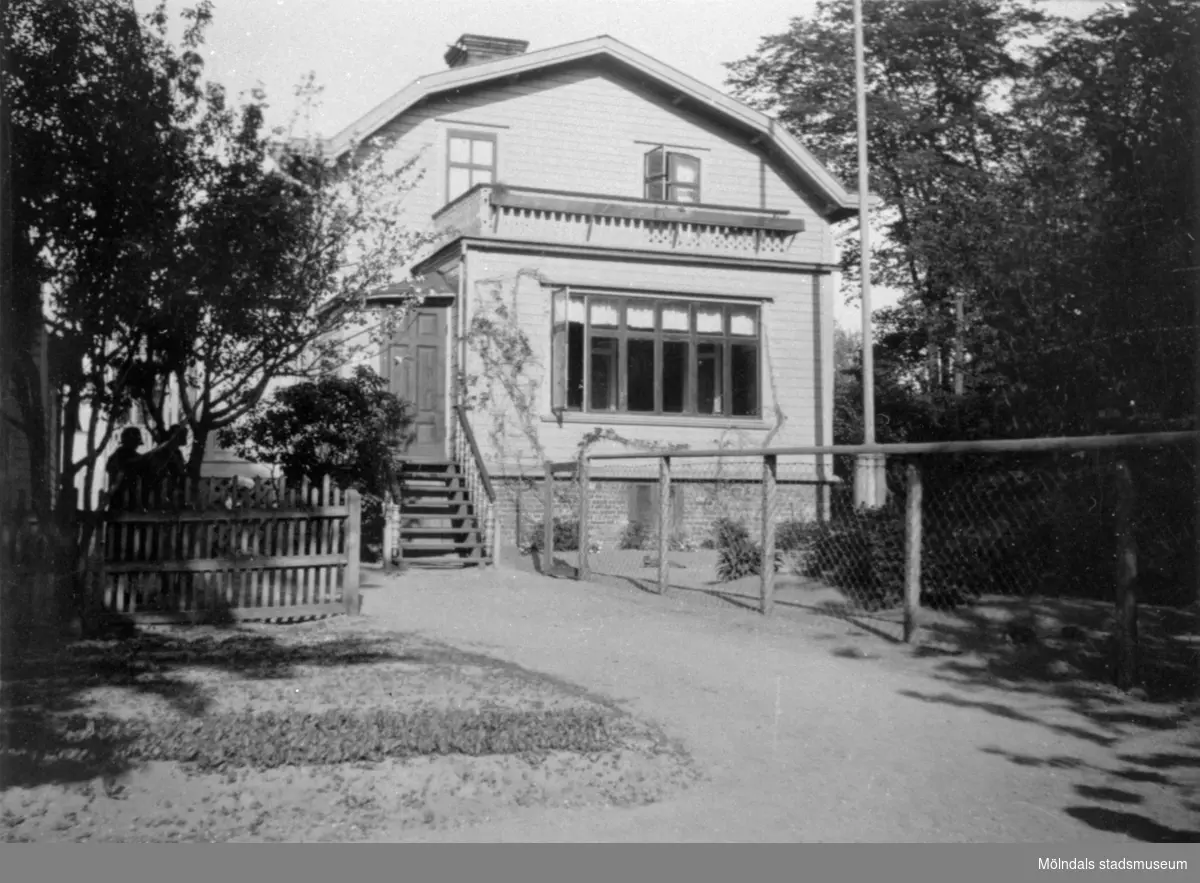 Villa på Kvarnbygatan 23, 1920-tal. Gaveln åt väster. Trädgården i förgrunden.
