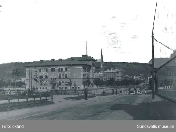 Vy från söder mot Gustav Adolfskolan och Skolhusallén.