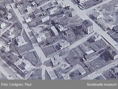 Flygbild över del av Södermalm. Bleckslagaregatan- Snickaregatan- Bergsgränd. Till höger ses ett av Södermalms få stenhus, Nymanska huset på Bleckslagaregatan 30. Bilden är beskuren (hela negativet ses på bild 2).