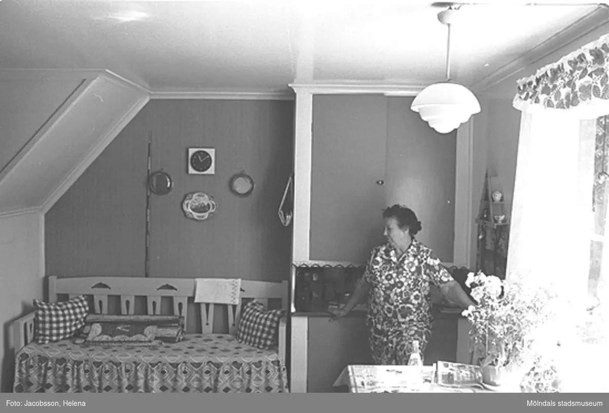 Interiör i bostadshus på Roten M 29 i Mölndals Kvarnby, 1972.
Möblerat kök med bland annat vaskho.