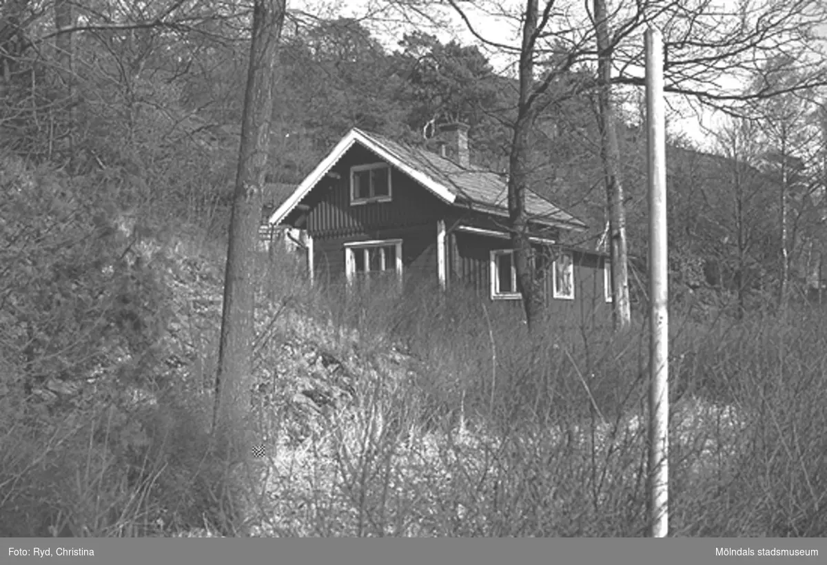 "Gröne backe" på Rådavägen 7, Sjövalla 1:1, Stensjön. Denna bruna träpanelsvilla låg vackert belägen intill Rådavägen i den gröna backen norr om Stensjön. Villan revs 1991. Bilden är tagen 1991.