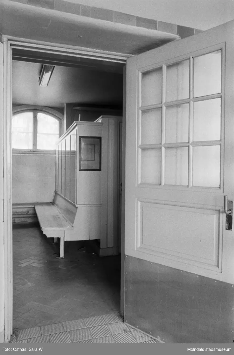 Interiör från Kvarnbyskolans bad, bl.a, borstställ, rullstolar, bassängrum samt entrén, 1986.