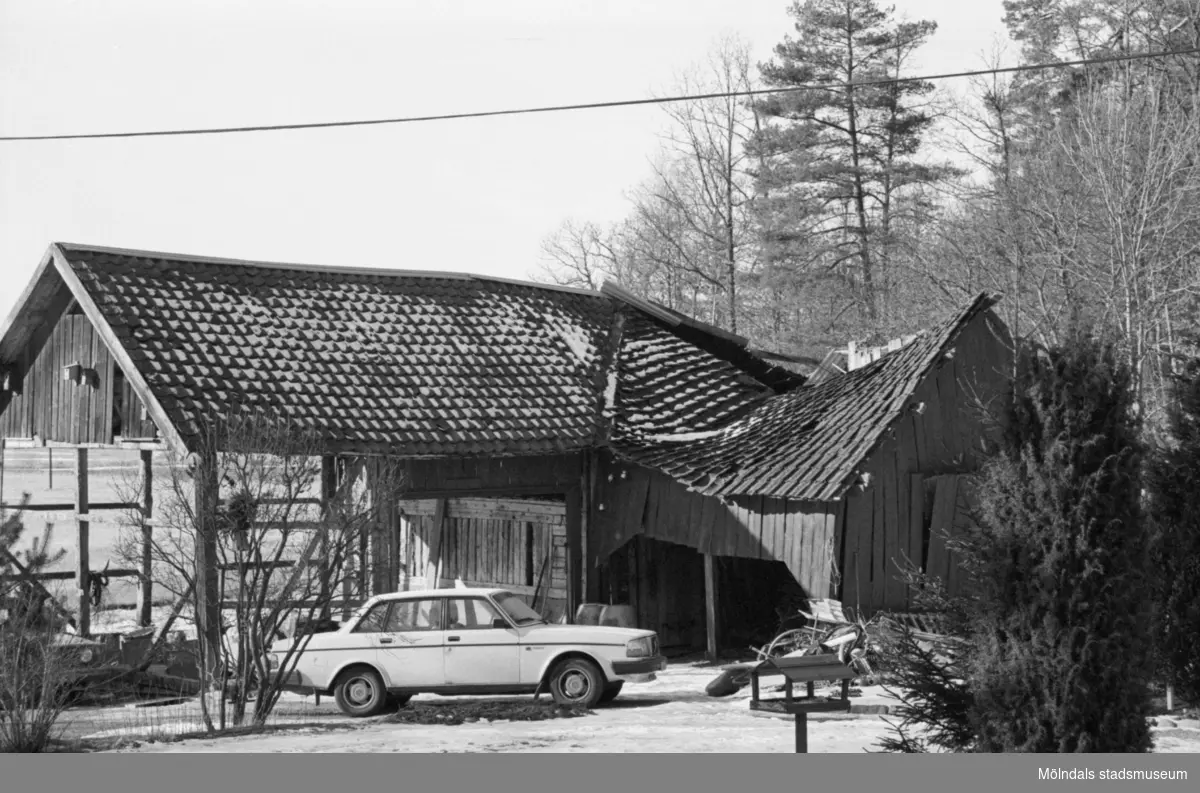 "Gunnes" i Hällesåkers by, 1987-09-13. Ladugården är riven men manhuset finns kvar.