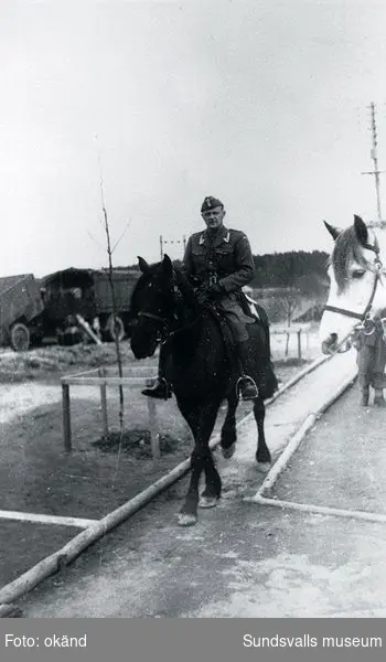 Bataljonschefen major Fredriksen till häst.