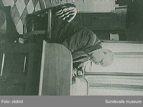 Ingenjör Sätterström vid sitt arbetsbord på eletricitetsverket, mitten  av 1930 - talet.