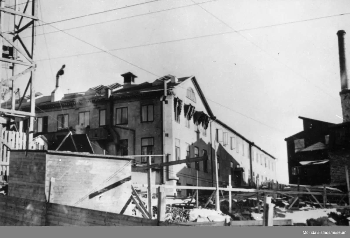 Viktor Samuelsons fabrik "Strumpan" sedd från forssidan, cirka 1940. Fabriken byggdes ut 1941-1945 och Kvarnfallet 13 revs.