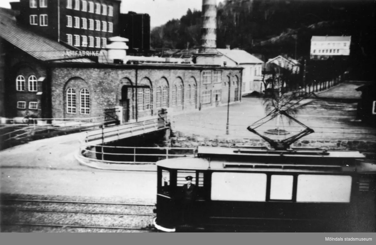 1930-tals spårvagn från Mölndal. Man ser Hejderiddans bro och i bakgrunden disponentvillan som troligtvis kallades för Presenten. Jästfabriken hade en jätteskorsten som man såg miltals ifrån.