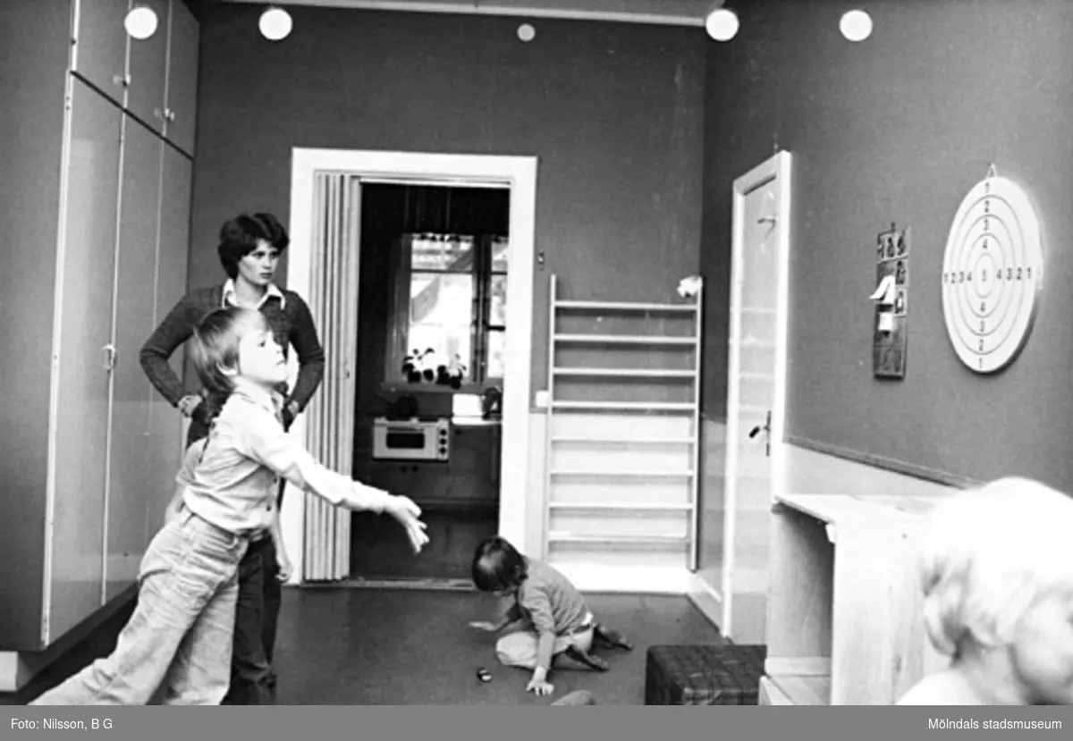 Lekande barn och lärarinna. Holtermanska daghemmet maj 1975.