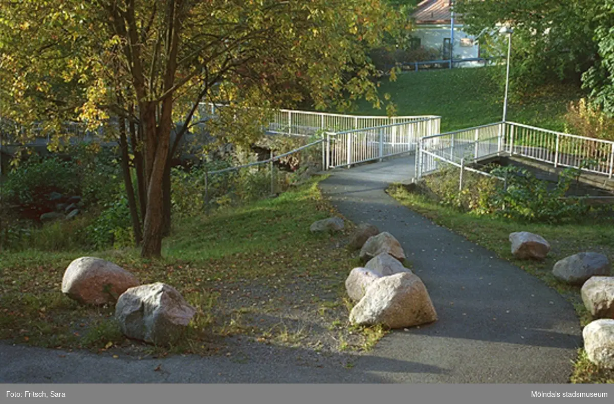Gångväg i Mölndals Kvarnby, 1996.