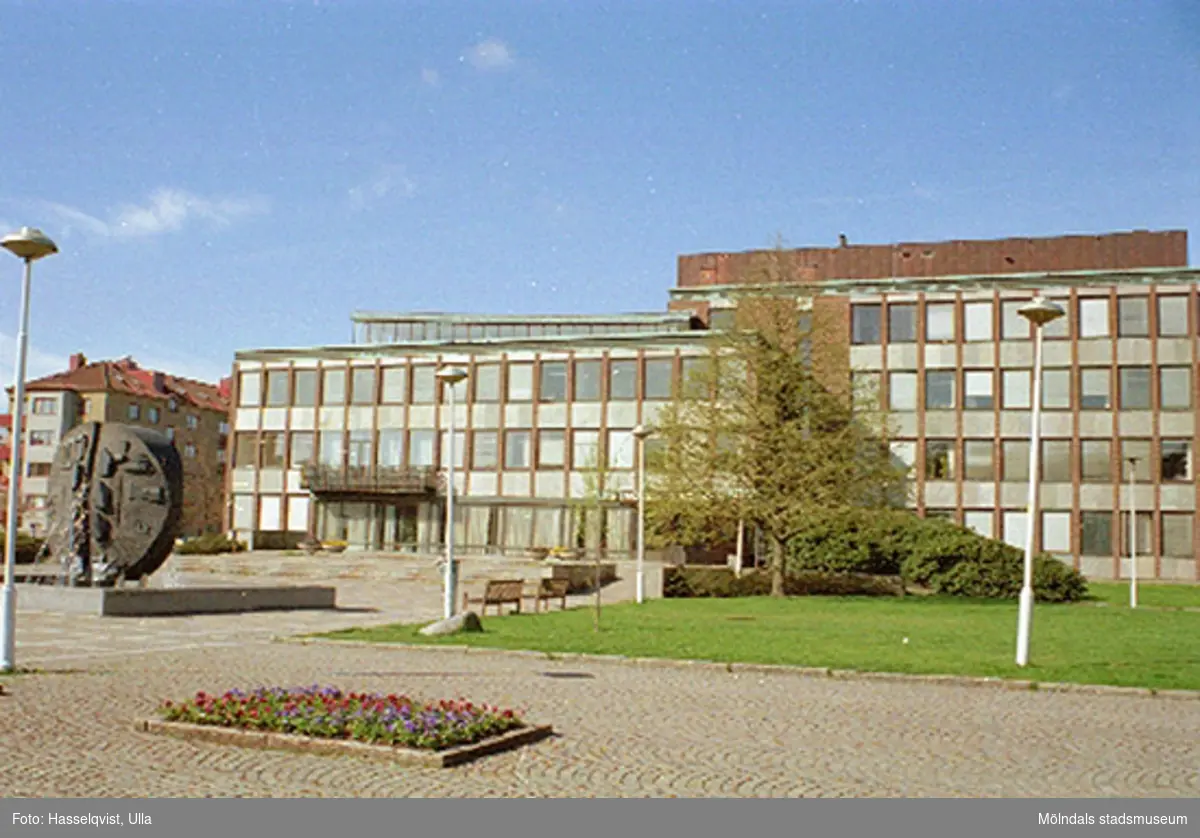 Mölndals stadshus och Stadshusplatsen, augusti 1994, med konstverket Faesbiaergha av Roland Andersson till vänster.