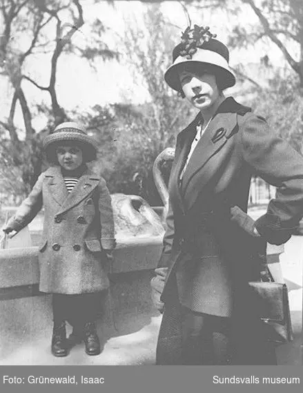 Iván Grünewald (f. 1911) och modern Sigrid Hjertén vid Molins fontän i Kungsträdgården, 4 juni 1915.