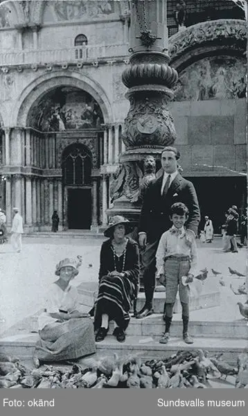 Berthe Grünewald, Sigird Hjertén och Isaac och Iván Grünewald på Markusplatsen, Venedig, sommaren 1920.