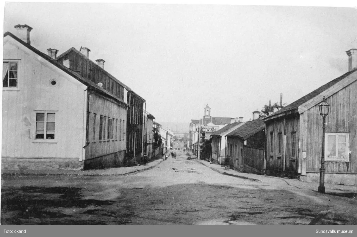 Parti av Kyrkogatan, taget från kyrkan. Stadshuset med klocktorn till höger i bild.