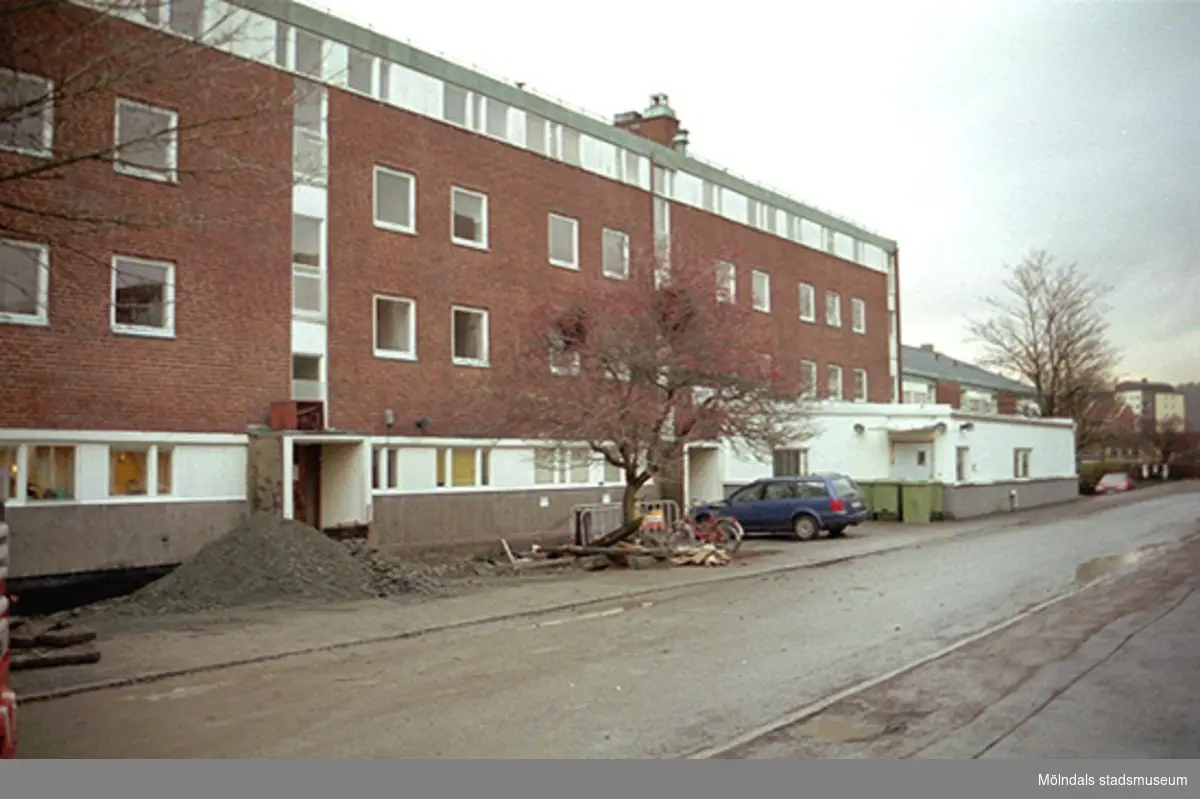 Byggnadsdokumentation. Vy från söder på bostadshus med lägenheter där entréer och ingångar byggs om. Jungfruplatsen, oktober 1998 - januari 1999.