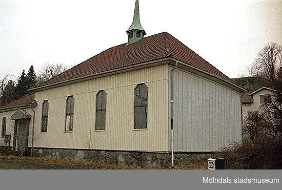Byggnadsdokumentation av f.d. Metodistkyrkan i Brännås. Framsidan av kyrkan, sedd från väster. Oktober 1998 - januari 1999.