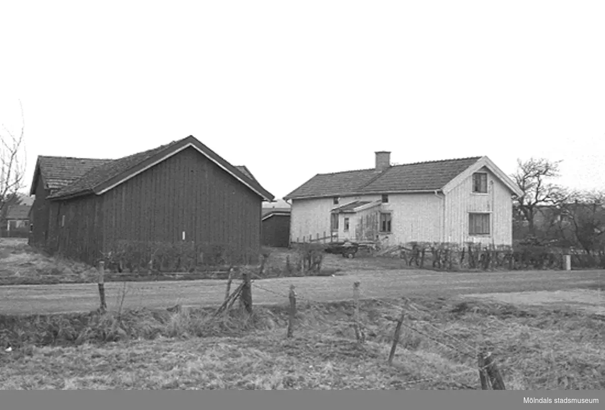 "Mensers" i Lindome, Fågelsten 1:15. Rivning tillstyrkt 1994-05-24. Relaterade motiv: 2003_0481 - 0482.