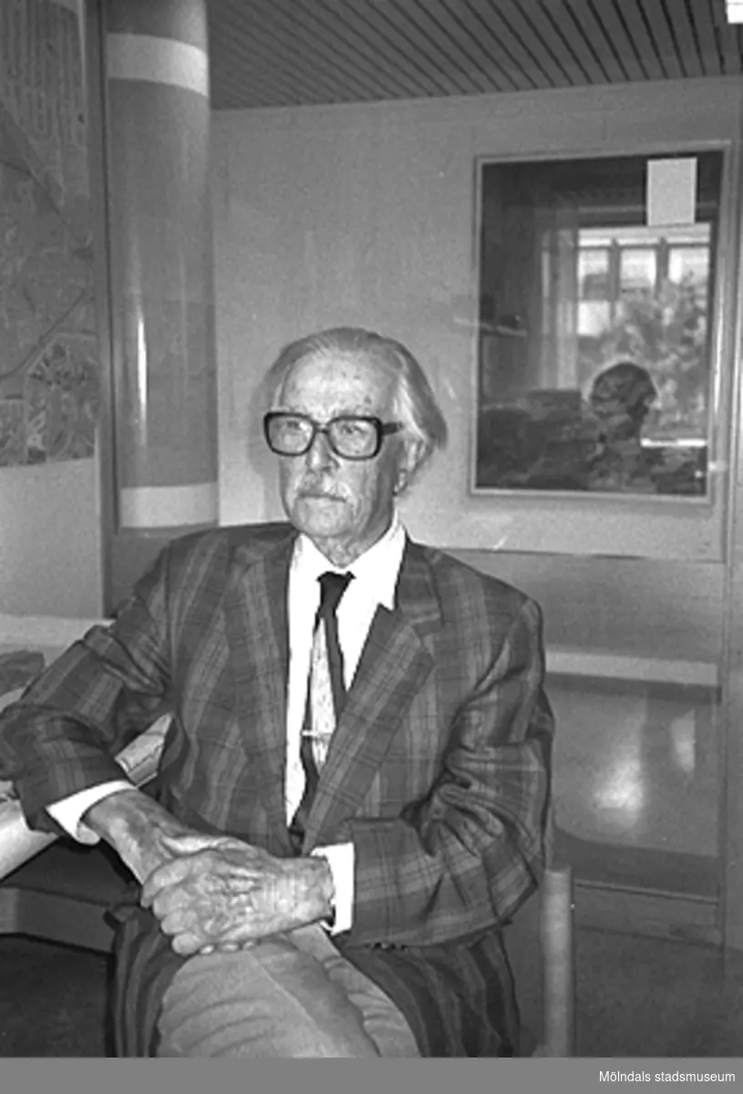 En okänd äldre man i Mölndals stadshus, juni 1994.