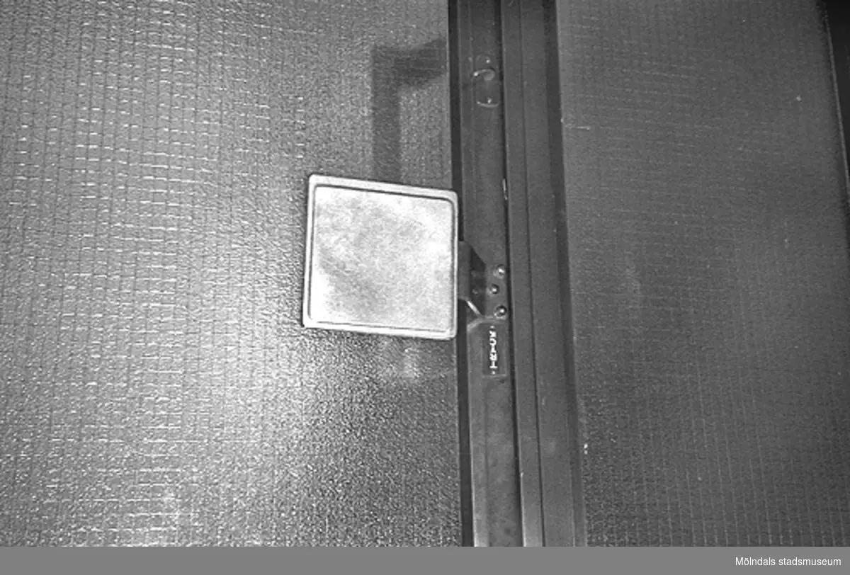 Mölndals stadshus, juni 1994. Byggnadsdetalj: Närbild av ett dörrhandtag.